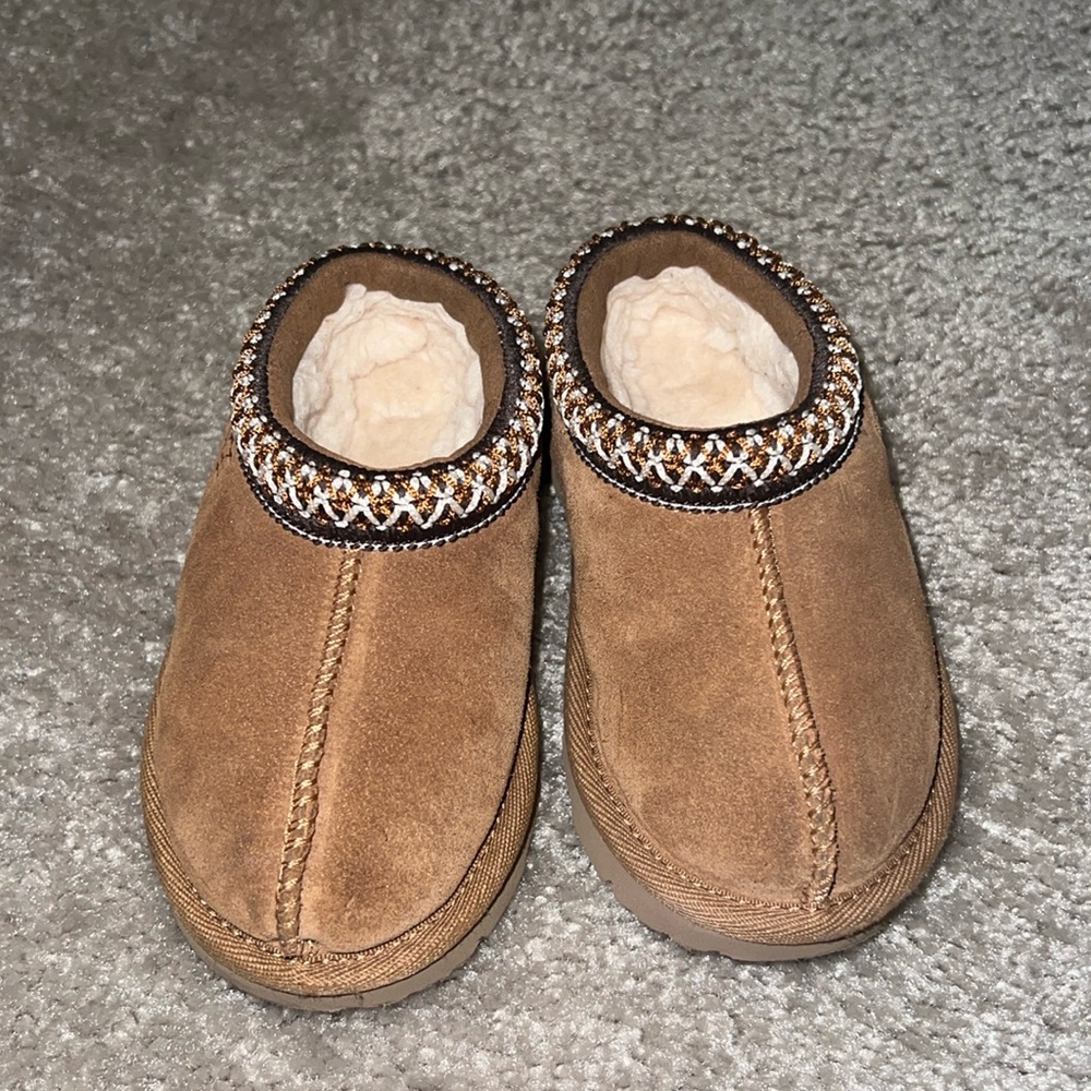 Ugg Tasman size 7 toddler